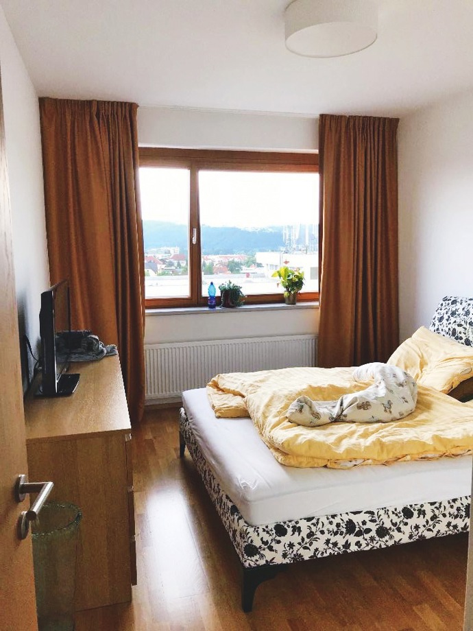 Ještě před pár měsíci tu byla ložnice rodičů a maličký Filip se čtyřletou Elou měli zázemí ve vedlejší místnosti. Ve spolupráci s designérkou se bytová konstelace prohodila a z původního vybavení ložnice zbyly jen zatemňovací závěsy. Jejich výrazná barva inspirovala k ladění celého pokoje.
