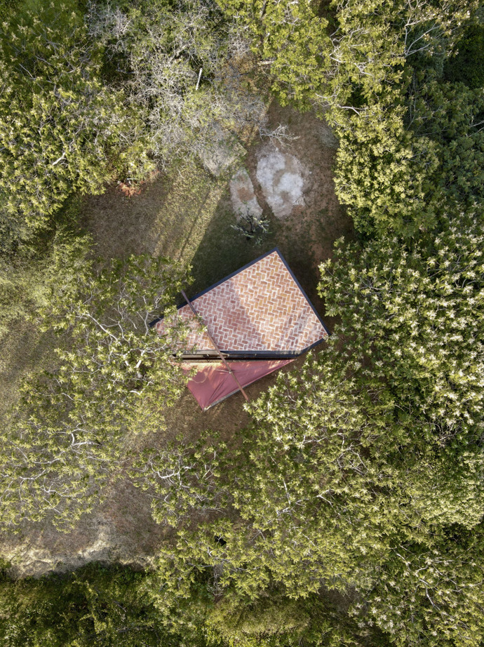Chatařství zažívá svůj boom, ale málokdo touží mít domek obehnaný plotem a za ním sousedy. Proto architekti hledají možnosti, jak nenásilně umístit soudobou architekturu do volné přírody, aniž by jí uškodili.
