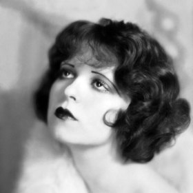 Herečka Clara Bow a tenké zaoblené obočí charakteristické pro 20. léta minulého století.
