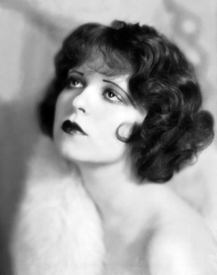 Herečka Clara Bow a tenké zaoblené obočí charakteristické pro 20. léta minulého století.
