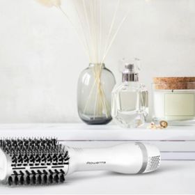 Stylingový produkt pro objem vlasů Rowenta Volumizer CF6130F0 je speciálně navržen tak, aby vlasům dal maximální objem, a zároveň zachoval stoprocentní sílu a odolnost vlasů. To vše v rekordním čase okolo 10 minut. Perfektní výsledek zaručuje unikátní rotační nahřívací váleček, který působí jako velká natáčka a vytváří oblouk z vlasů od kořínků. Zdvihá tak vlas pro objemový efekt a brání zplihnutí vlasu.

Rowenta, Volumizer CF6130F0, 1580 Kč
