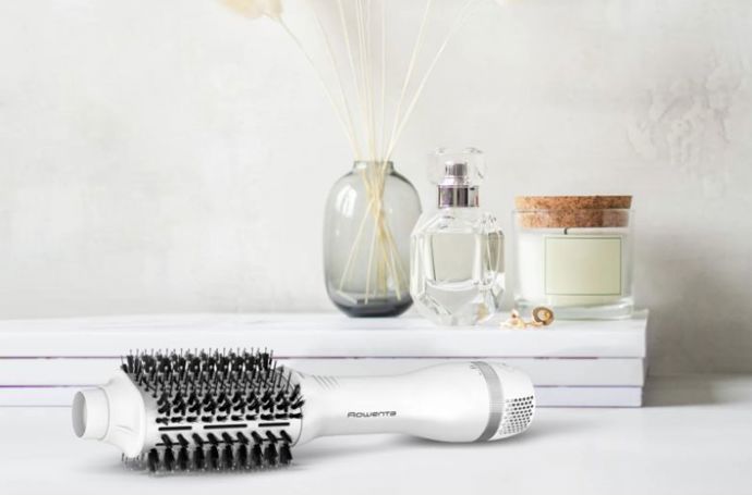 Stylingový produkt pro objem vlasů Rowenta Volumizer CF6130F0 je speciálně navržen tak, aby vlasům dal maximální objem, a zároveň zachoval stoprocentní sílu a odolnost vlasů. To vše v rekordním čase okolo 10 minut. Perfektní výsledek zaručuje unikátní rotační nahřívací váleček, který působí jako velká natáčka a vytváří oblouk z vlasů od kořínků. Zdvihá tak vlas pro objemový efekt a brání zplihnutí vlasu.

Rowenta, Volumizer CF6130F0, 1580 Kč
