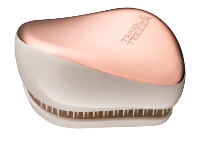 Zázračný kartáč Tangle Teezer vlasy lehce nadzvedne. Kartáč vás pobaví nejenom svým designem a barvami, ale také tím, že účinně zabraňuje lámání a třepení vlasů, obnovuje jejich přirozenou pružnost a lesk. Na tento výrobek navíc nedají dopustit ani hollywoodské hvězdy.

Tangle Teezer Compact Styler, Notino, 304 Kč
