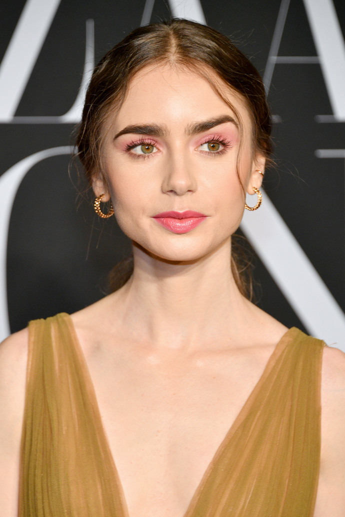 Podobně ikonické obočí jako má Cara Delevingne má i Lily Collins.

