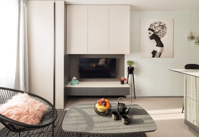 Bydlení si designérka navrhovala sama pro sebe, a proto měla od počátku jasnou představu, že prostor musí být otevřený a vzdušný. Plnila si tím dávné přáné – mít prosklenou koupelnu. Chtěla vytvořit interiér, ve kterém bude použito velké množství materiálů a technických řešení. 

