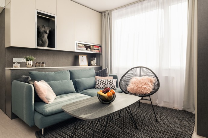 Bydlení si designérka navrhovala sama pro sebe, a proto měla od počátku jasnou představu, že prostor musí být otevřený a vzdušný. Plnila si tím dávné přáné – mít prosklenou koupelnu. Chtěla vytvořit interiér, ve kterém bude použito velké množství materiálů a technických řešení. 
