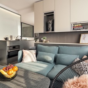 Bydlení si designérka navrhovala sama pro sebe, a proto měla od počátku jasnou představu, že prostor musí být otevřený a vzdušný. Plnila si tím dávné přáné – mít prosklenou koupelnu. Chtěla vytvořit interiér, ve kterém bude použito velké množství materiálů a technických řešení. 
