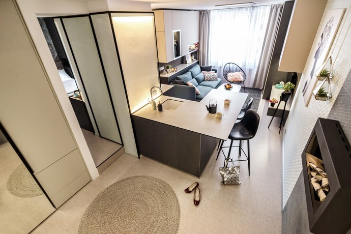 Bydlení si designérka navrhovala sama pro sebe, a proto měla od počátku jasnou představu, že prostor musí být otevřený a vzdušný. Plnila si tím dávné přáné – mít prosklenou koupelnu. Chtěla vytvořit interiér, ve kterém bude použito velké množství materiálů a technických řešení. 
