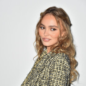 Lily-Rose Depp (dcera Johnnyho Deppa)

Stejně jako její otec Johnny Depp, kterému se podařilo ukrást srdce několika generací, i Lily-Rose Depp se začala prosazovat svými výjimečnými rysy. Dnes je také herečkou, svou první roli si zahrála v roce 2014 a od té doby se objevuje na televizní obrazovce pravidelně. Můžete ji znát například ze snímků Planetárium, Šelmy či Věrní nevěrní. Vedle toho je od roku 2015 ambasadorkou značky Chanel, Karl Lagerfeld ji vybral, když jí bylo 15.
