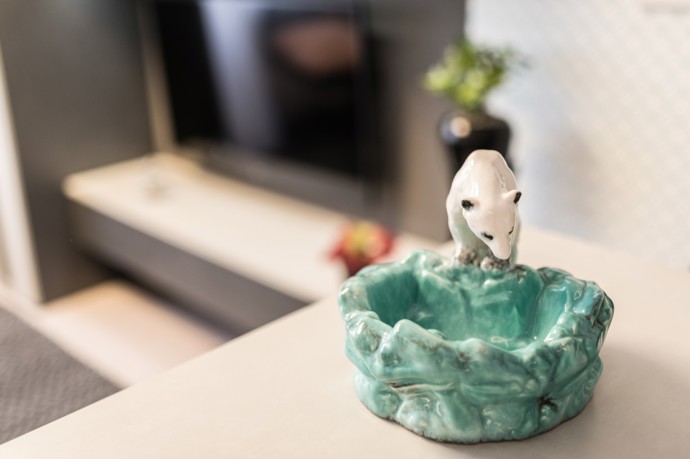 Bydlení si designérka navrhovala sama pro sebe, a proto měla od počátku jasnou představu, že prostor musí být otevřený a vzdušný. Plnila si tím dávné přáné – mít prosklenou koupelnu. Chtěla vytvořit interiér, ve kterém bude použito velké množství materiálů a technických řešení. 
