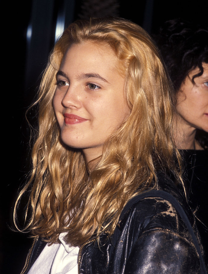 V 90. letech zůstává obočí husté, ale ne tak moc. Jak v té době vypadalo můžete vidět na herečce Drew Barrymore.
