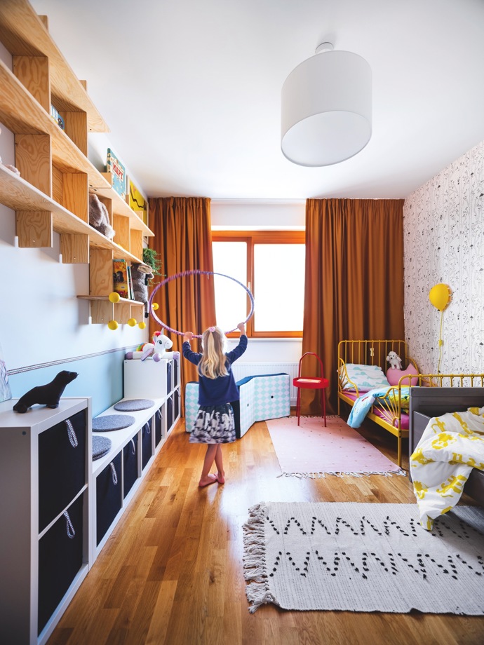 Ještě před pár měsíci tu byla ložnice rodičů a maličký Filip se čtyřletou Elou měli zázemí ve vedlejší místnosti. Ve spolupráci s designérkou se bytová konstelace prohodila a z původního vybavení ložnice zbyly jen zatemňovací závěsy. Jejich výrazná barva inspirovala k ladění celého pokoje.
