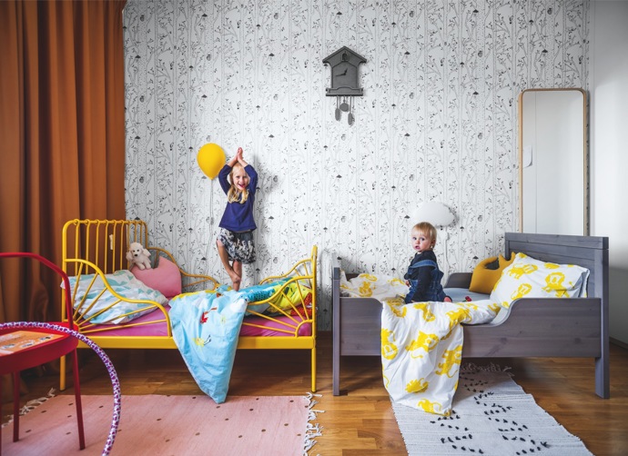 Ještě před pár měsíci tu byla ložnice rodičů a maličký Filip se čtyřletou Elou měli zázemí ve vedlejší místnosti. Ve spolupráci s designérkou se bytová konstelace prohodila a z původního vybavení ložnice zbyly jen zatemňovací závěsy. Jejich výrazná barva inspirovala k ladění celého pokoje.
