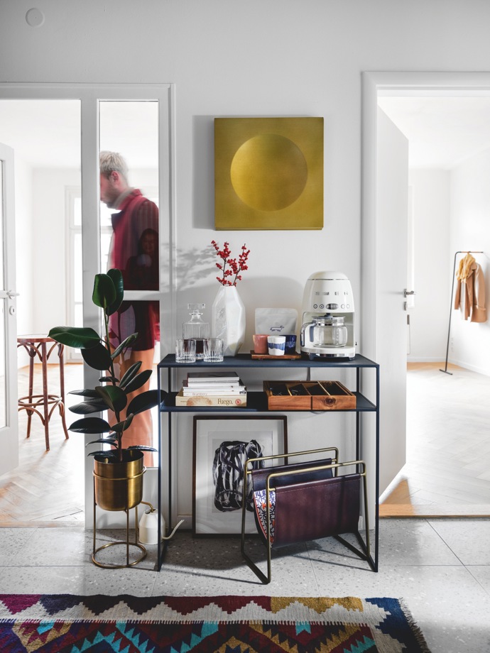 Jaroslav studoval design, ale když se mu podařilo získat nájem v super bytě, raději přivolal na pomoc dřívější spolužačku, designérku Andreu Kroupovou. „Já se oboru něvenuji a vím, že udělat tu nejlepší možnou kuchyň hned za vchodovými dveřmi dokáže jen ona,“ říká Jaroslav.
