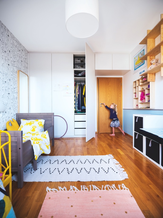 Ještě před pár měsíci tu byla ložnice rodičů a maličký Filip se čtyřletou Elou měli zázemí ve vedlejší místnosti. Ve spolupráci s designérkou se bytová konstelace prohodila a z původního vybavení ložnice zbyly jen zatemňovací závěsy. Jejich výrazná barva inspirovala k ladění celého pokoje.
