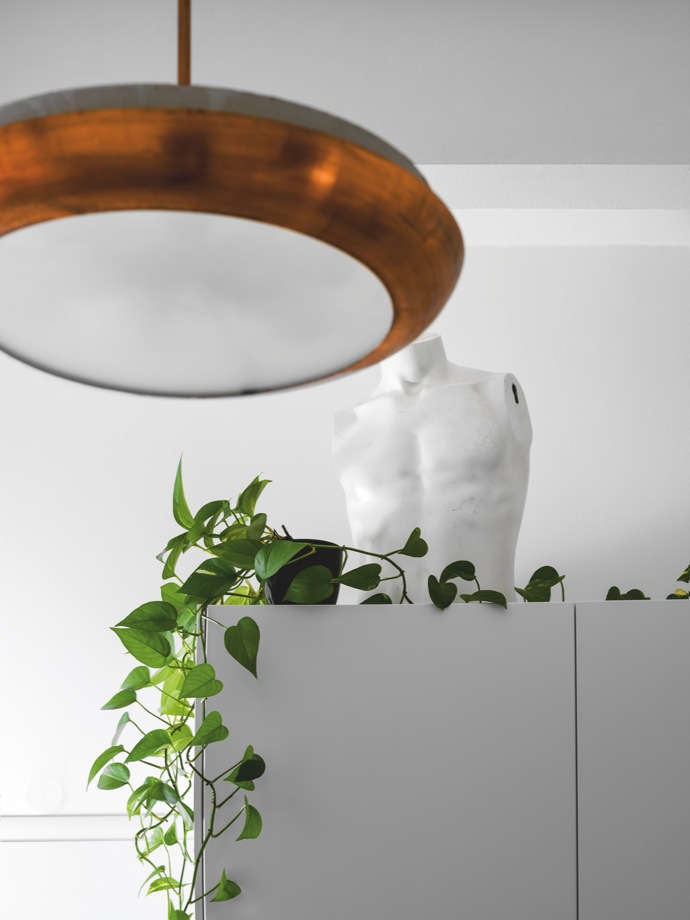 Jaroslav studoval design, ale když se mu podařilo získat nájem v super bytě, raději přivolal na pomoc dřívější spolužačku, designérku Andreu Kroupovou. „Já se oboru něvenuji a vím, že udělat tu nejlepší možnou kuchyň hned za vchodovými dveřmi dokáže jen ona,“ říká Jaroslav.
