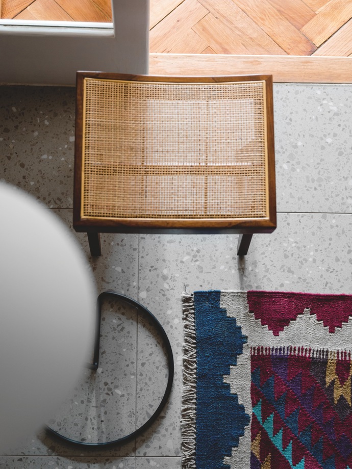 Jaroslav studoval design, ale když se mu podařilo získat nájem v super bytě, raději přivolal na pomoc dřívější spolužačku, designérku Andreu Kroupovou. „Já se oboru něvenuji a vím, že udělat tu nejlepší možnou kuchyň hned za vchodovými dveřmi dokáže jen ona,“ říká Jaroslav.
