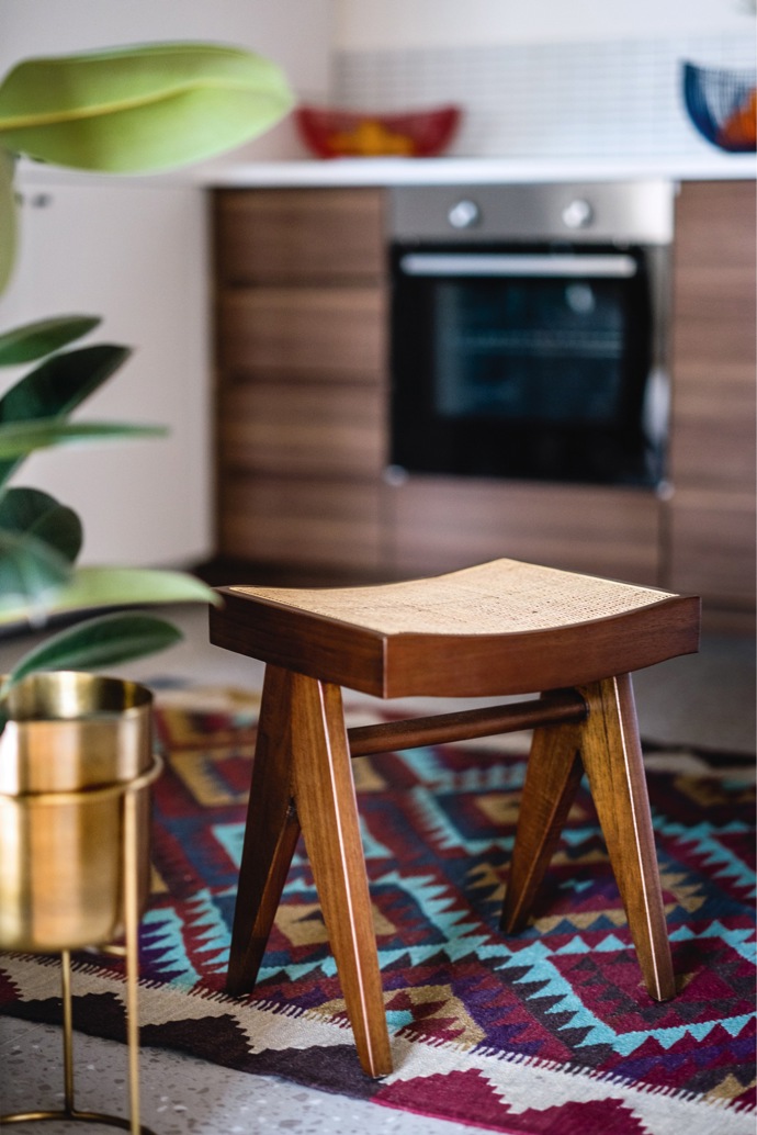 Jaroslav studoval design, ale když se mu podařilo získat nájem v super bytě, raději přivolal na pomoc dřívější spolužačku, designérku Andreu Kroupovou. „Já se oboru něvenuji a vím, že udělat tu nejlepší možnou kuchyň hned za vchodovými dveřmi dokáže jen ona,“ říká Jaroslav.
