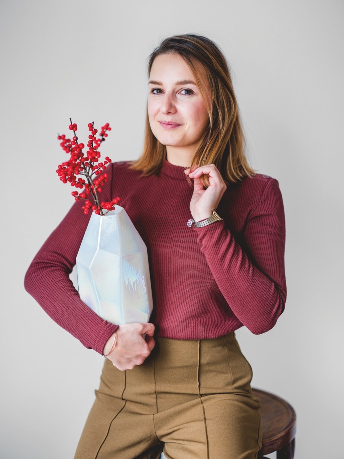 Jaroslav studoval design, ale když se mu podařilo získat nájem v super bytě, raději přivolal na pomoc dřívější spolužačku, designérku Andreu Kroupovou. „Já se oboru něvenuji a vím, že udělat tu nejlepší možnou kuchyň hned za vchodovými dveřmi dokáže jen ona,“ říká Jaroslav.
