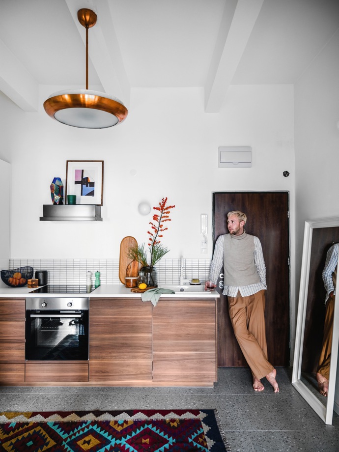 Jaroslav studoval design, ale když se mu podařilo získat nájem v super bytě, raději přivolal na pomoc dřívější spolužačku, designérku Andreu Kroupovou. „Já se oboru něvenuji a vím, že udělat tu nejlepší možnou kuchyň hned za vchodovými dveřmi dokáže jen ona,“ říká Jaroslav.
