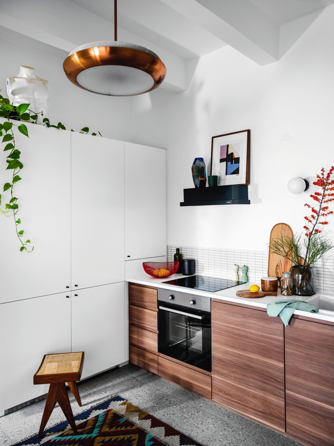 Jaroslav studoval design, ale když se mu podařilo získat nájem v super bytě, raději přivolal na pomoc dřívější spolužačku, designérku Andreu Kroupovou. „Já se oboru něvenuji a vím, že udělat tu nejlepší možnou kuchyň hned za vchodovými dveřmi dokáže jen ona,“ říká Jaroslav.
