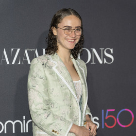 Ella Emhoff (nevlastní dcera Kamaly Harris)

V oblasti modelingu se prosadila i nevlastní dcera premiérky Spojených států amerických Kamaly Harris – Ella Emhoff. Poprvé na sebe upozornila, když si na prezidentské inauguraci v lednu 2021 oblékla kabát pokapaný drahokamy od Miu Miu. Měsíc po inaugrguraci uzavřela smlouvu se společností IMG Models Worldwide. Stala se tak součástí agentury, která spolupracuje i s Gigi Hadid, Bellou Hadid či Hailey Baldwin. Od té doby nejenom že spolupracovala s významnými módními návrháři a návrhářkami, sama se jí stala. Na jaře 2021 uvedla na trh limitovanou kolekci úpletu s Batsheva Hay.
