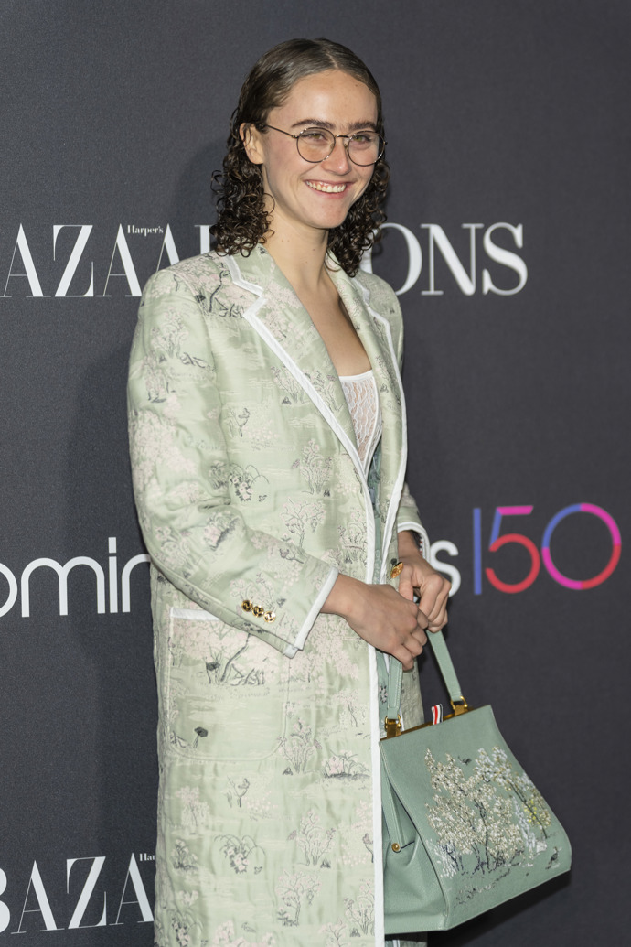 Ella Emhoff (nevlastní dcera Kamaly Harris)

V oblasti modelingu se prosadila i nevlastní dcera premiérky Spojených států amerických Kamaly Harris – Ella Emhoff. Poprvé na sebe upozornila, když si na prezidentské inauguraci v lednu 2021 oblékla kabát pokapaný drahokamy od Miu Miu. Měsíc po inaugrguraci uzavřela smlouvu se společností IMG Models Worldwide. Stala se tak součástí agentury, která spolupracuje i s Gigi Hadid, Bellou Hadid či Hailey Baldwin. Od té doby nejenom že spolupracovala s významnými módními návrháři a návrhářkami, sama se jí stala. Na jaře 2021 uvedla na trh limitovanou kolekci úpletu s Batsheva Hay.
