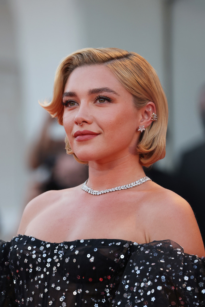 Současný trend v obočí, který udává, že má působit nadýchaně a zároveň trochu upraveně, lze vidět například na herečce Florence Pugh, která v loňském roce excelovala ve snímku To nic, drahá.
