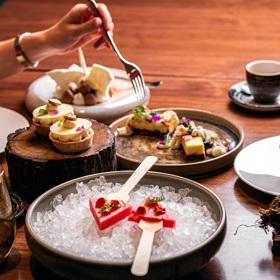 Svátek zamilovaných v pražské restauraci The Artisan

Restaurace The Artisan si pro své host připravila valentýnské menu, které vzdává hold vytříbeným chutím a kvalitním surovinám. Valentýnská večere bude servírována exkluzivně 14. února a nabídne hostům čtyřchodový gastronomický zážitek, ve kterém hrají prim čerstvé ryby - novinkou je sumeček žraločí, ale i prémiové hovězí. 

 
