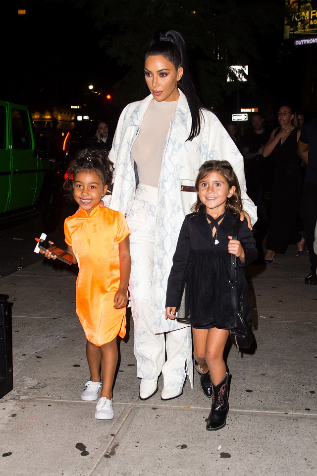 Kim Kardashian se svou dcerou a neteří