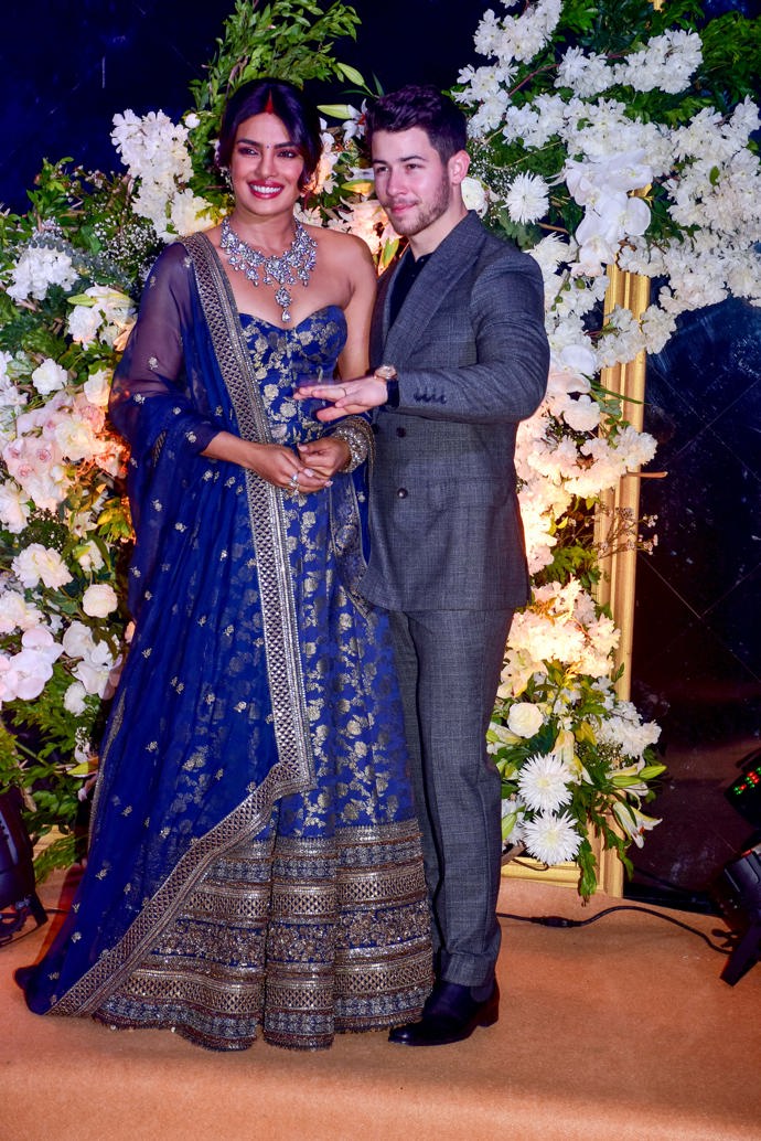 Priyanka Chopra
Velkolepá svatba bollywoodské herečky Priyanky Chopry se neobešla bez mnoha krásných šatů. A rozhodně mezi nimi nechyběla ani tato modrá róba.
Priyanka Chopra
Velkolepá svatba bollywoodské herečky Priyanky Chopry se neobešla bez mnoha krásných šatů. A rozhodně mezi nimi nechyběla ani tato modrá róba.