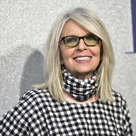 Diane Keaton můžeme občas zahlédnout v krátkém mikádu, jindy dává přednost lobu - tedy delšímu mikádu po ramena.

