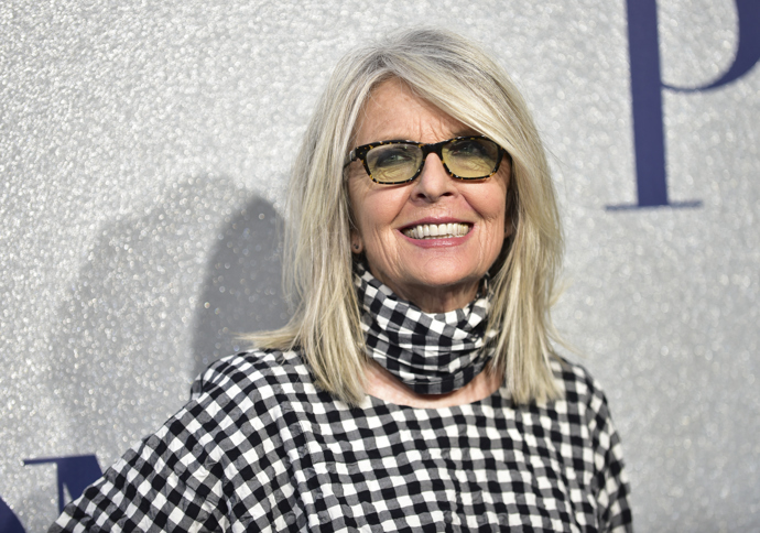 Diane Keaton můžeme občas zahlédnout v krátkém mikádu, jindy dává přednost lobu - tedy delšímu mikádu po ramena.
Diane Keaton můžeme občas zahlédnout v krátkém mikádu, jindy dává přednost lobu - tedy delšímu mikádu po ramena.