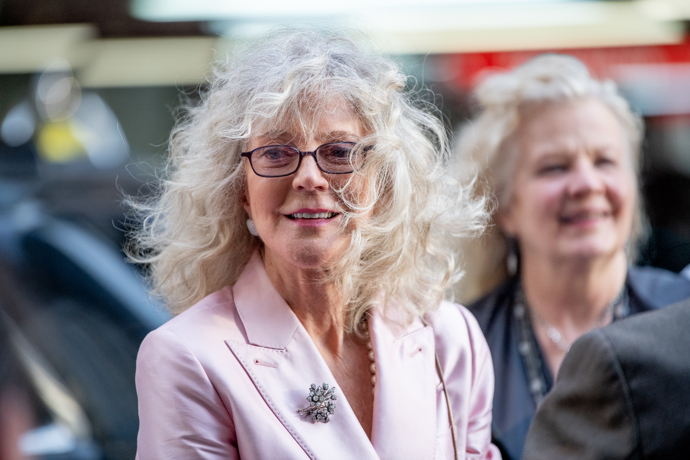 Herečka Blythe Danner je důkazem, že i šedivé vlasy můžou mít objem!
Herečka Blythe Danner je důkazem, že i šedivé vlasy můžou mít objem!