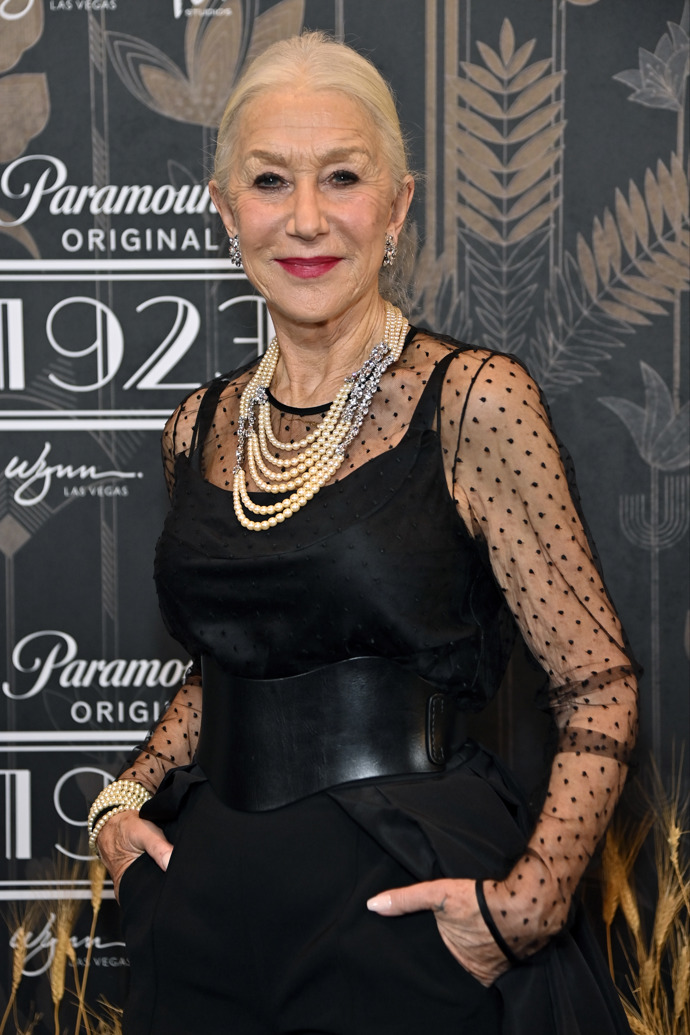 Helen Mirren s oblibou dává své šedé vlasy na odiv.
Helen Mirren s oblibou dává své šedé vlasy na odiv.