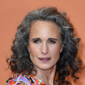Bohyně jménem Andie MacDowell! Americká herečka je důkazem, že prošedivělé vlasy nemusíte zkrátit na ježka. Naopak, vypadají perfektně i v dlouhém účesu. 
