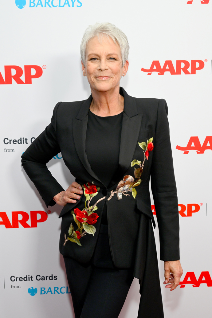 Herečce Jamie Lee Curtis šedé vlasy střižené na krátko velmi sluší.
Herečce Jamie Lee Curtis šedé vlasy střižené na krátko velmi sluší.