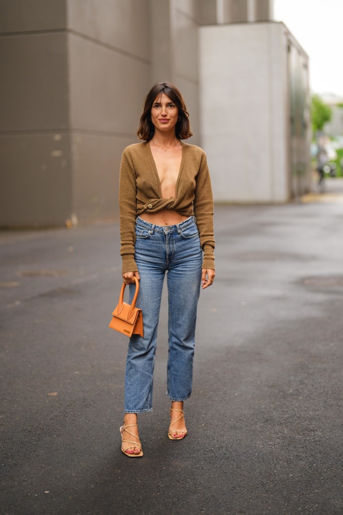 Francouzská influencerka Jeanne Damas s oblibou nosí bob zkombinovaný s ofinou.
Francouzská influencerka Jeanne Damas s oblibou nosí bob zkombinovaný s ofinou.
