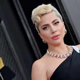 Lady Gaga: fibromyalgie

V roce 2017 zpěvačka ve svém dokumentu na Netflixu Gaga: Five Foot Two uvedla, že trpí fibromyalgií, což je syndrom vyznačující se chronickou, plošnou a generalizovanou bolestí svalů a kloubů, která může bránit v běžné činnosti. Zároveň je často doprovázen únavou a problémy se spánkem a pamětí. Tato nemoc postihuje asi 2 % populace. Neexistuje žádný lék, ale symptomy lze zmírnit pomocí medikací, terapie a změn životního stylu.
