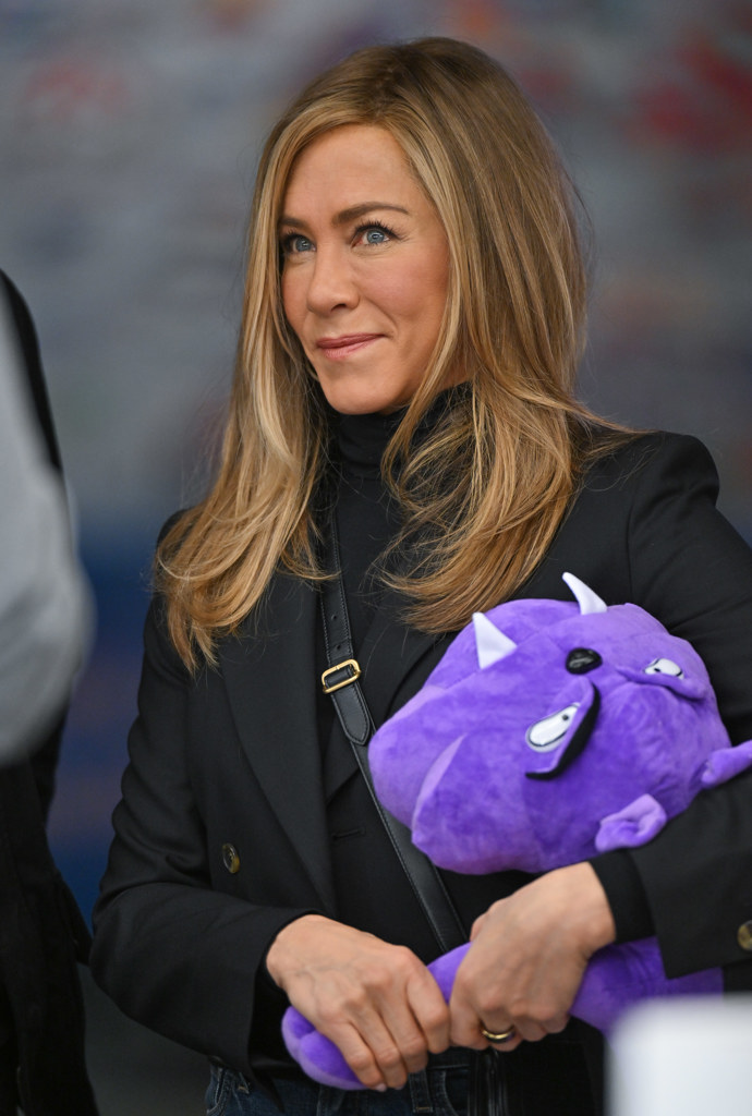Sestříhané vlasy podle Jennifer Aniston jsou vždy dobrou volbou.
Sestříhané vlasy podle Jennifer Aniston jsou vždy dobrou volbou.