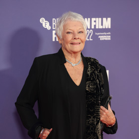 Judi Dench už několik let nosí krátké, šedé vlasy. 
