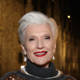 Maye Musk, maminka Elona Muska, vypadá fantasticky! Obzvláště, když stříbrné vlasy doplní o rudou rtěnku. 
