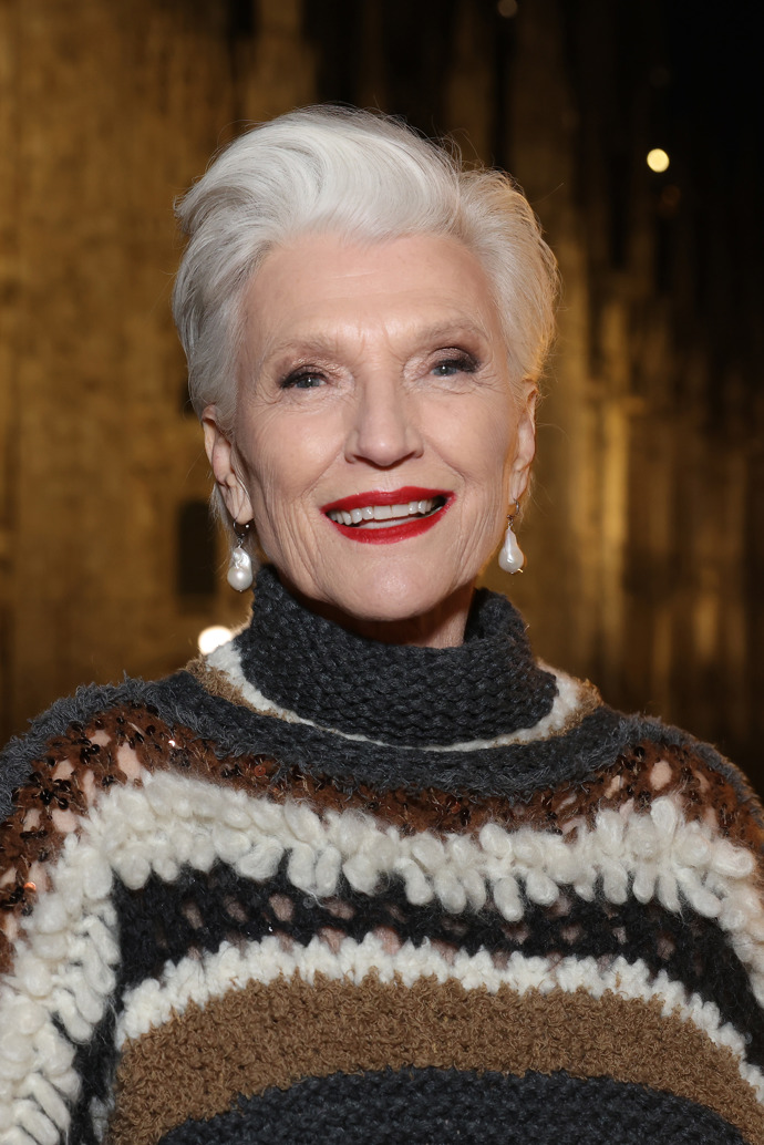 Maye Musk, maminka Elona Muska, vypadá fantasticky! Obzvláště, když stříbrné vlasy doplní o rudou rtěnku.
Maye Musk, maminka Elona Muska, vypadá fantasticky! Obzvláště, když stříbrné vlasy doplní o rudou rtěnku.