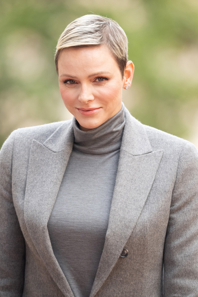 Monacká kněžna Charlene připomíná vlasového chameleona. Aktuálně nosí velmi krátké vlásy sčesané na patku.
Monacká kněžna Charlene připomíná vlasového chameleona. Aktuálně nosí velmi krátké vlásy sčesané na patku.