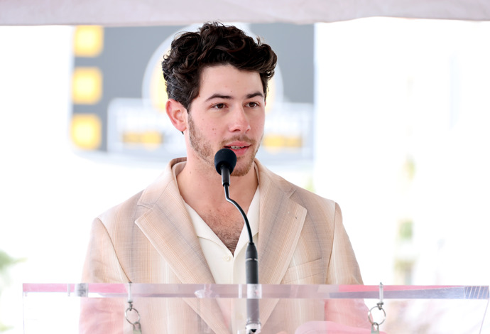 Nick Jonas: cukrovka

Nicku Jonasovi byla diagnostikována cukrovka 1. typu, když mu bylo 13 let. Tento typ má pouze asi 10 % všech lidí, kteří mají cukrovku. Jde o autoimunitní poruchu, která není způsobena faktory životního stylu. Jonas nosí inzulínovou pumpu, aby léčil svůj stav, a v roce 2015 založil charitativní organizaci pro diabetiky.
