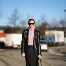 Hřejivý rolák, dlouhá sukně, kozačky a kožené sako. Recept na perfektní zimní outfit, ve kterém se budete cítit dobře. 
