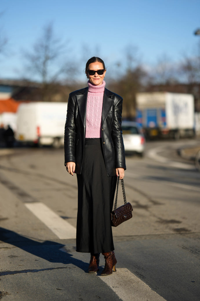 Hřejivý rolák, dlouhá sukně, kozačky a kožené sako. Recept na perfektní zimní outfit, ve kterém se budete cítit dobře. 
