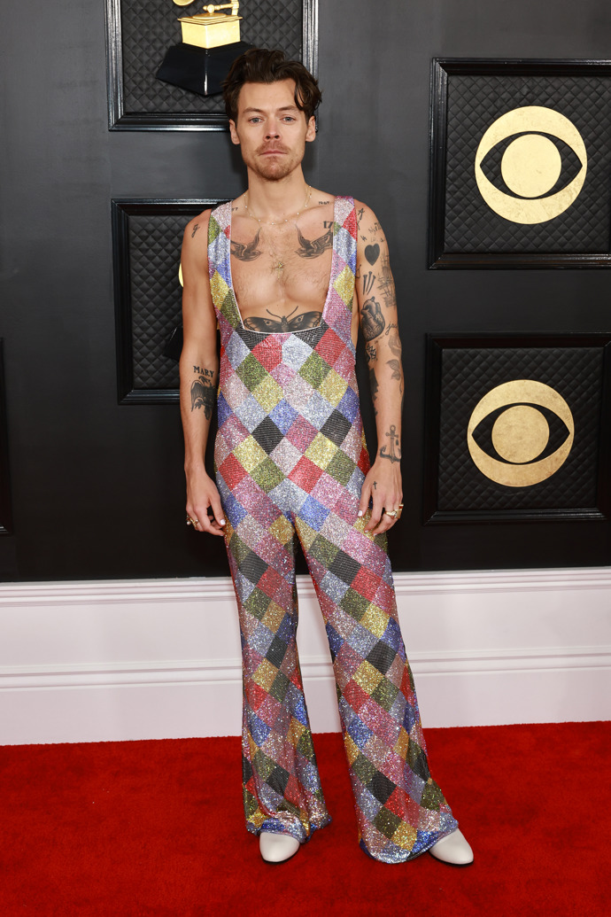 Harry Styles zazářil nejen na pódiu při svém hudebním vystoupení, ale také při předávání cen Grammy. Zlatý gramofon získal v kategorii: album roku.
Harry Styles zazářil nejen na pódiu při svém hudebním vystoupení, ale také při předávání cen Grammy. Zlatý gramofon získal v kategorii: album roku.