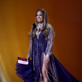 Jennifer Lopez zvolila nebesky modrou róbu s výrazným rozparkem. 
