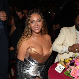 Beyoncé dorazila v šatech od Gucci.
